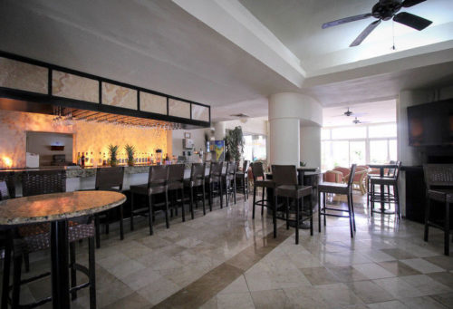 Aquamarina Beach Hotel Cancun lobby bar