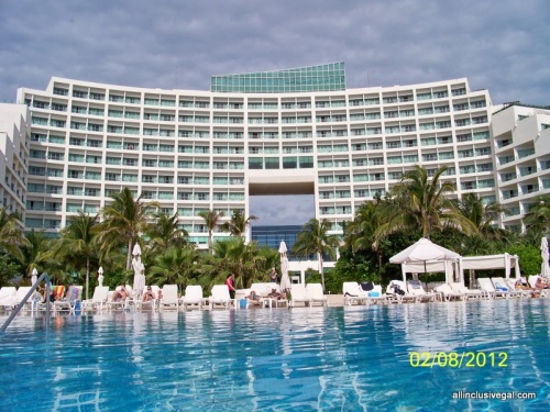 Live Aqua Cancun pool area