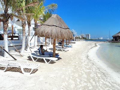 Holiday Inn Cancun Arenas beach