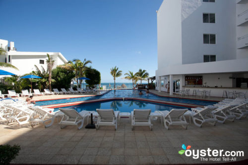 Holiday Inn Cancun Arenas main pool