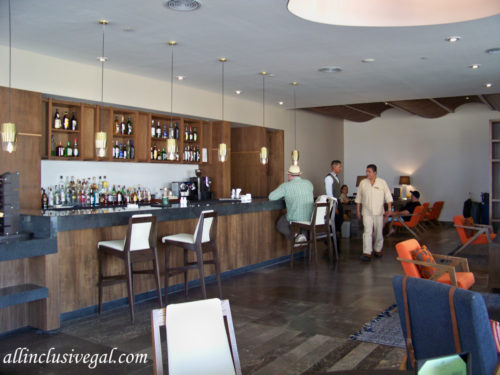 Dreams Playa Mujeres bar and check-in area