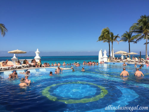 Riu Palace Las Americas swim-up bar pool