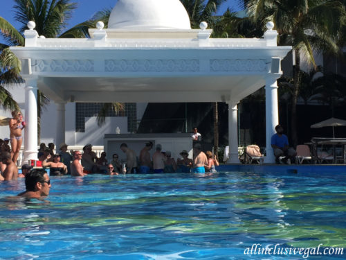 Riu Palace Las Americas swim-up bar
