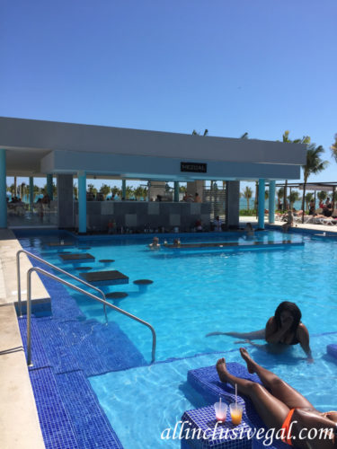 Hotel Riu Dunamar swim-up bar
