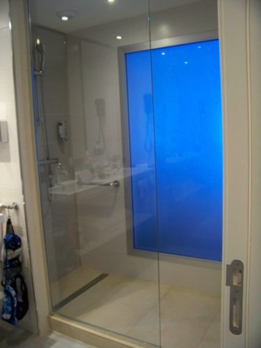 Hotel Riu Dunamar translucent shower panel