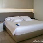 Swim-up suite king bed