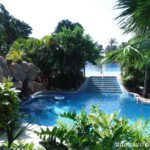 Iberostar/Quetzal swim-up pool and bar