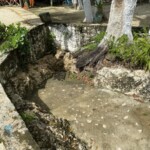 A few steps to reach the very small alternative opening to enter La Noria